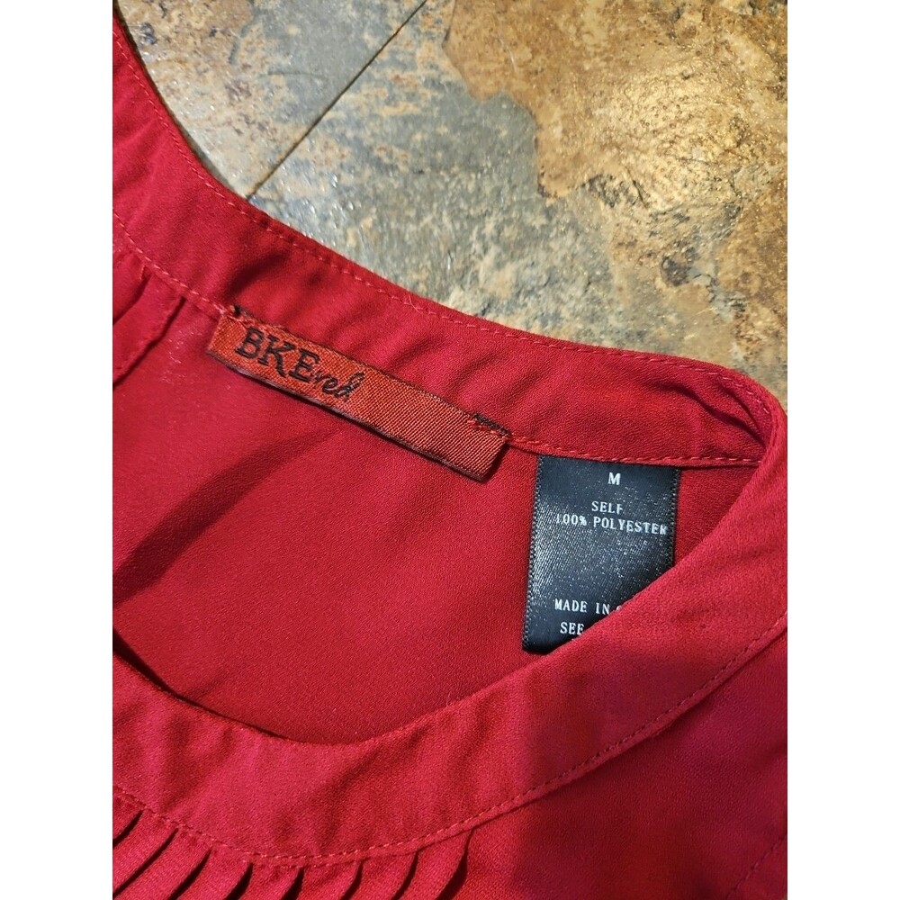Buckle Red Sleeveless Pintuck Tank Top - Picture 2 of 6